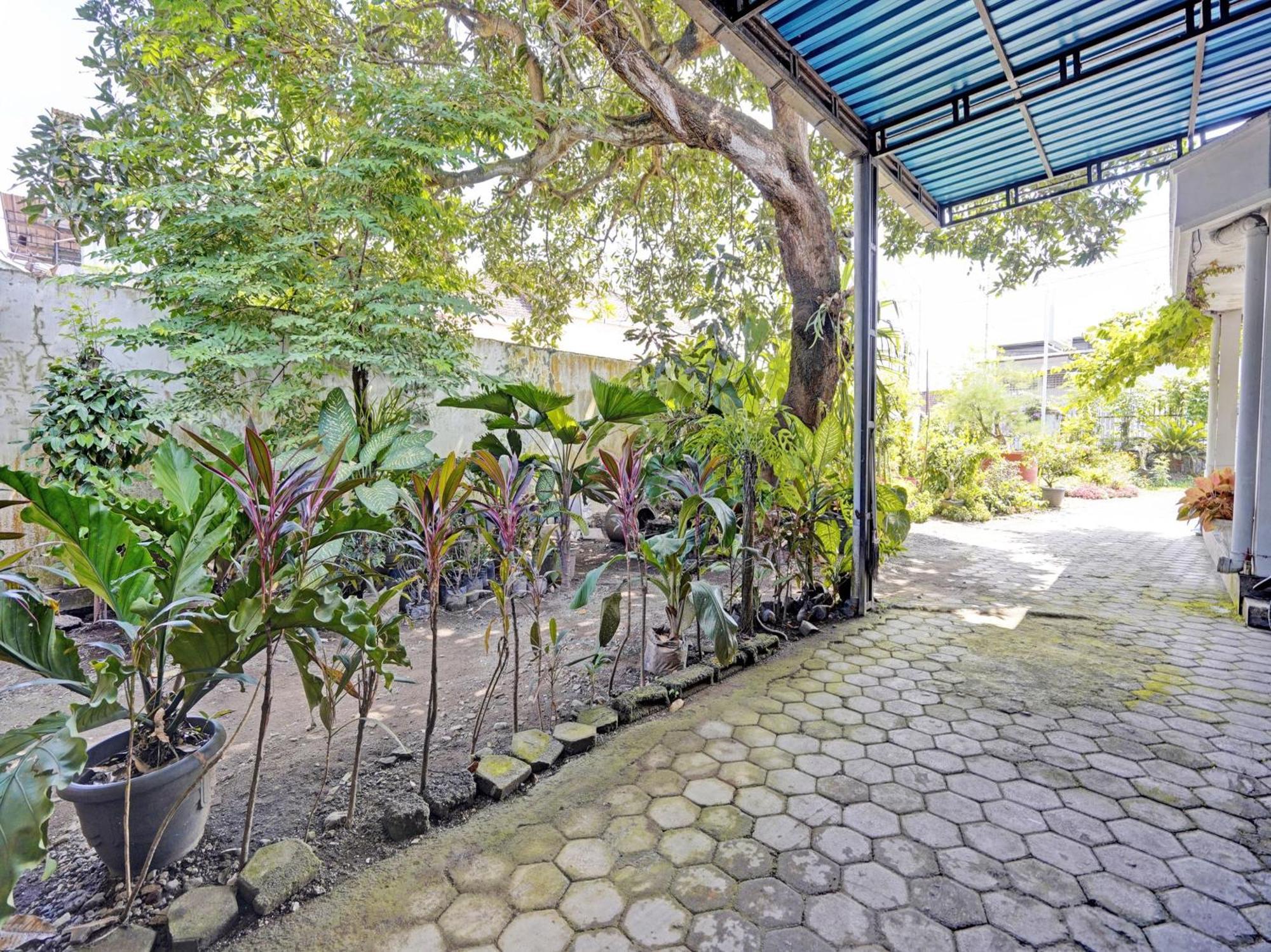 Oyo Life 92937 Kost Putri Sarkara Syariah Hotel Banyuwangi  Luaran gambar
