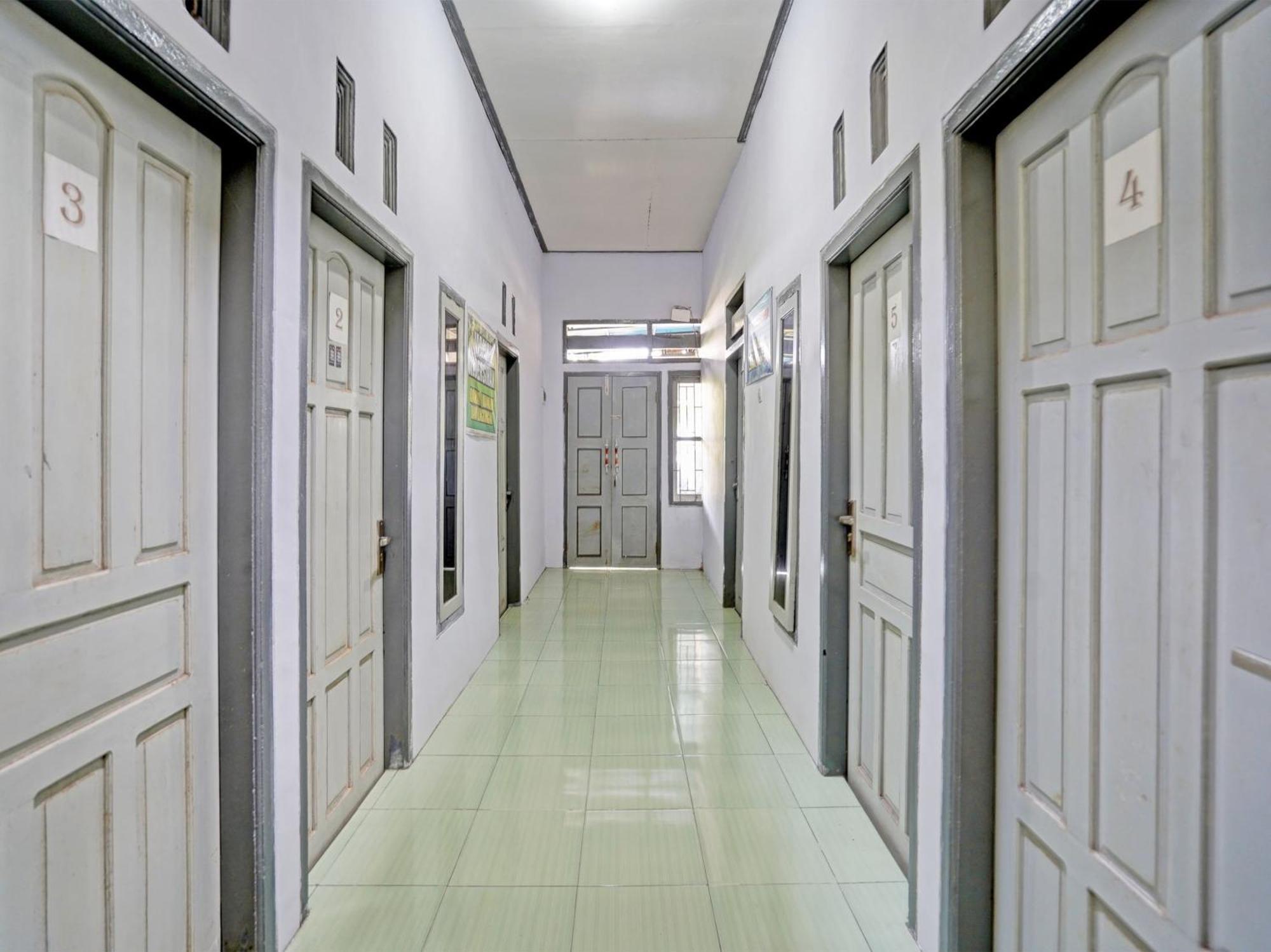 Oyo Life 92937 Kost Putri Sarkara Syariah Hotel Banyuwangi  Luaran gambar