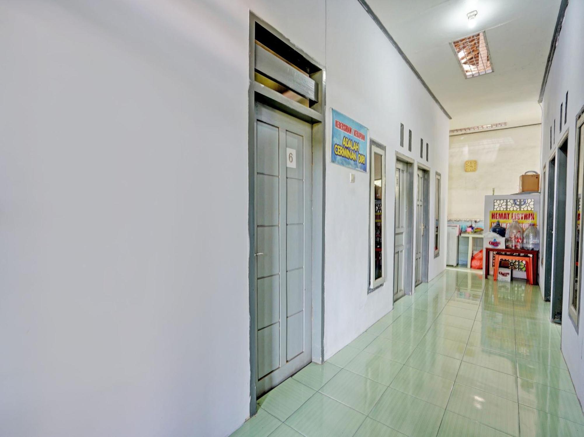 Oyo Life 92937 Kost Putri Sarkara Syariah Hotel Banyuwangi  Luaran gambar