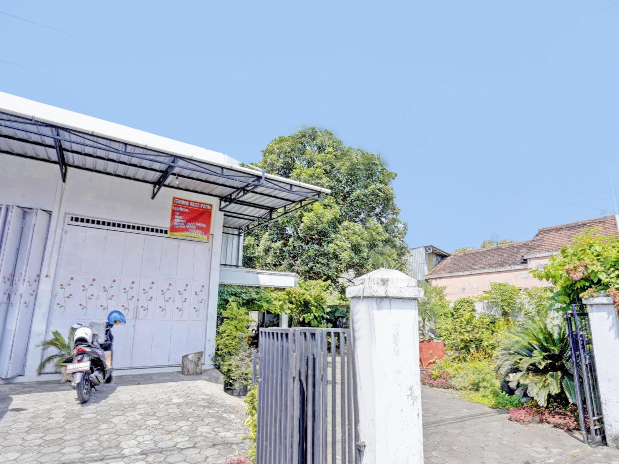Oyo Life 92937 Kost Putri Sarkara Syariah Hotel Banyuwangi  Luaran gambar