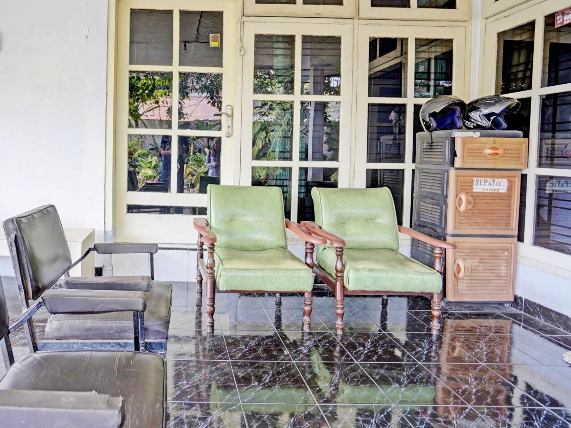 Oyo Life 92937 Kost Putri Sarkara Syariah Hotel Banyuwangi  Luaran gambar