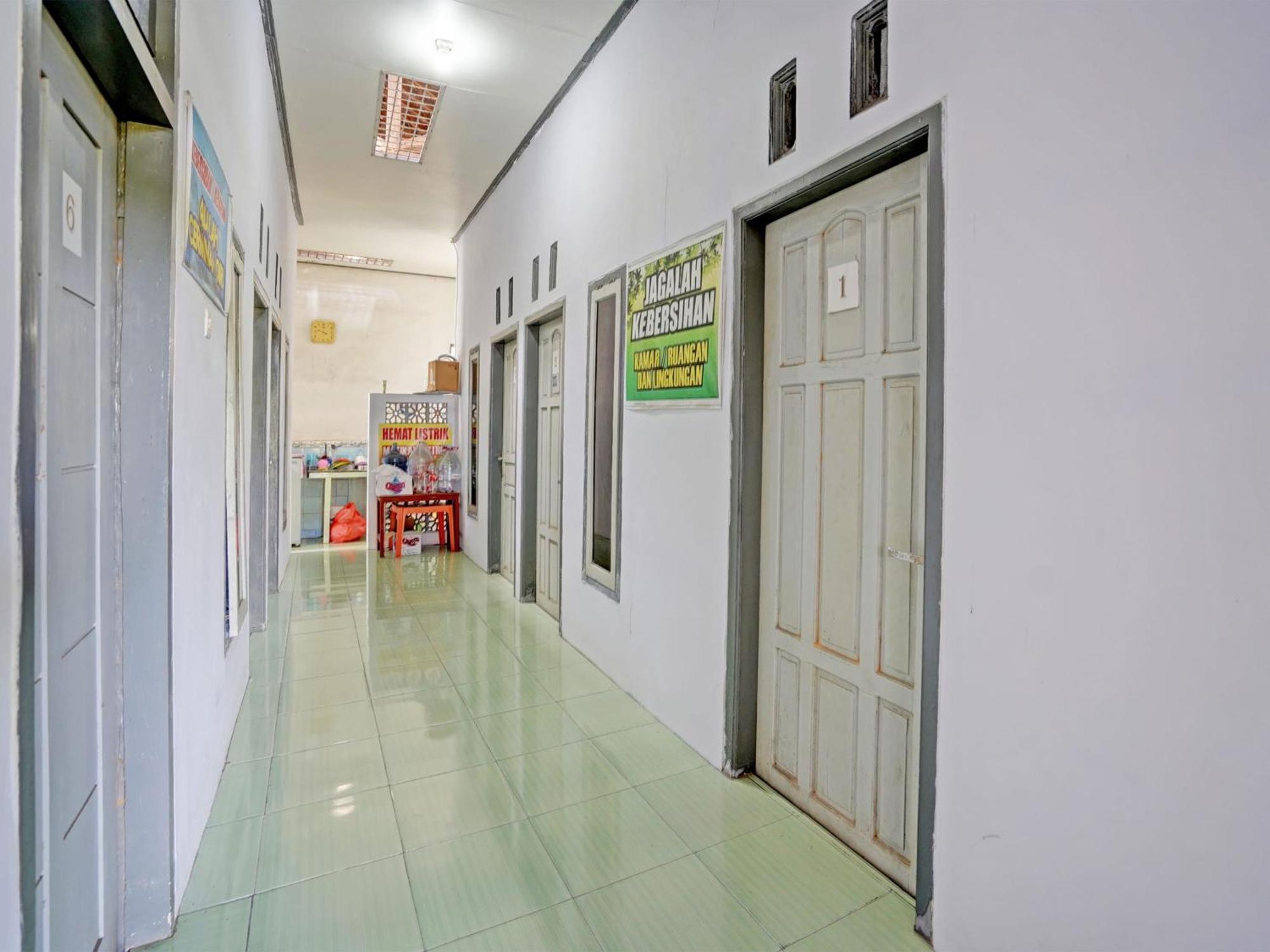 Oyo Life 92937 Kost Putri Sarkara Syariah Hotel Banyuwangi  Luaran gambar