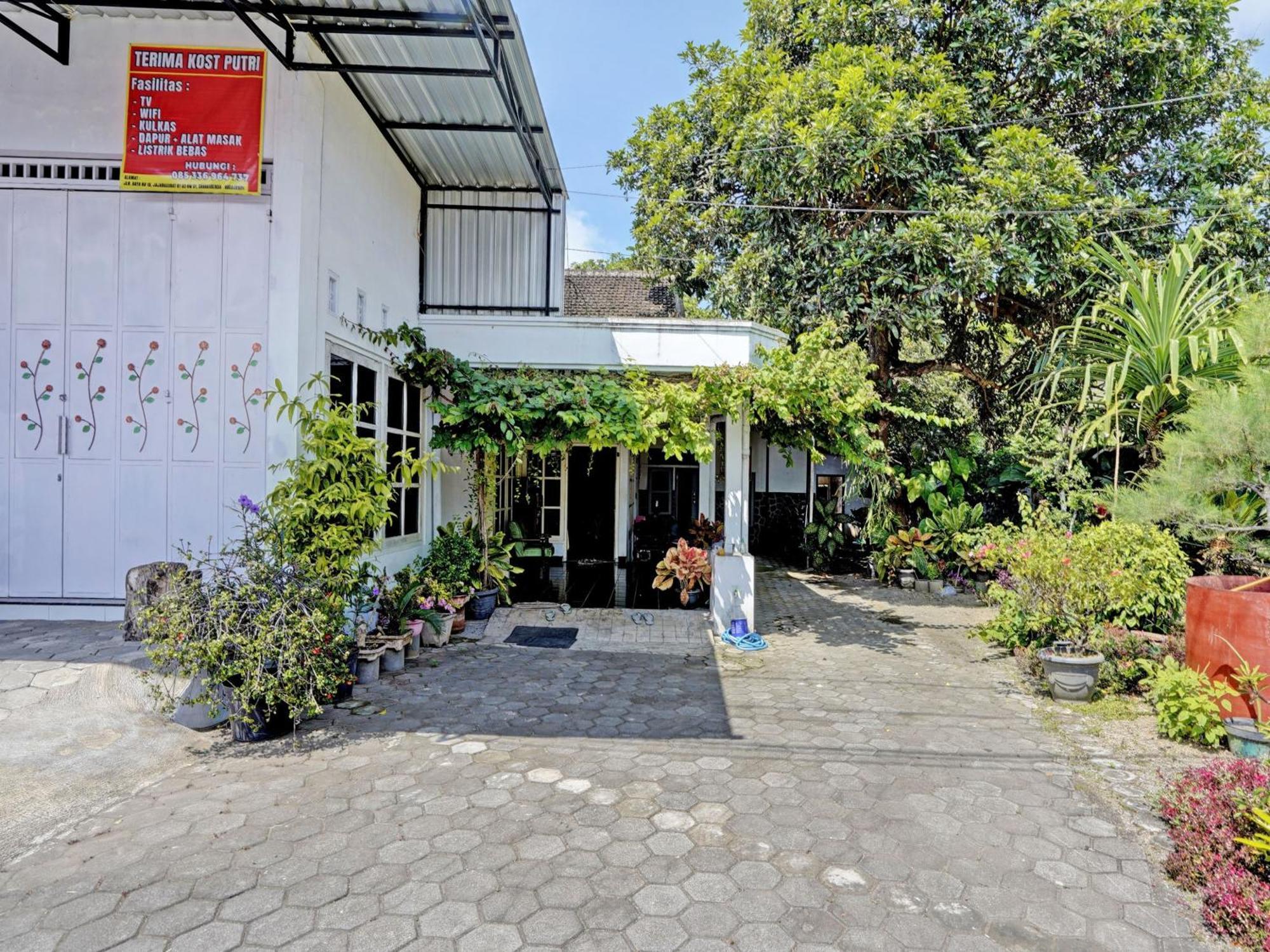 Oyo Life 92937 Kost Putri Sarkara Syariah Hotel Banyuwangi  Luaran gambar