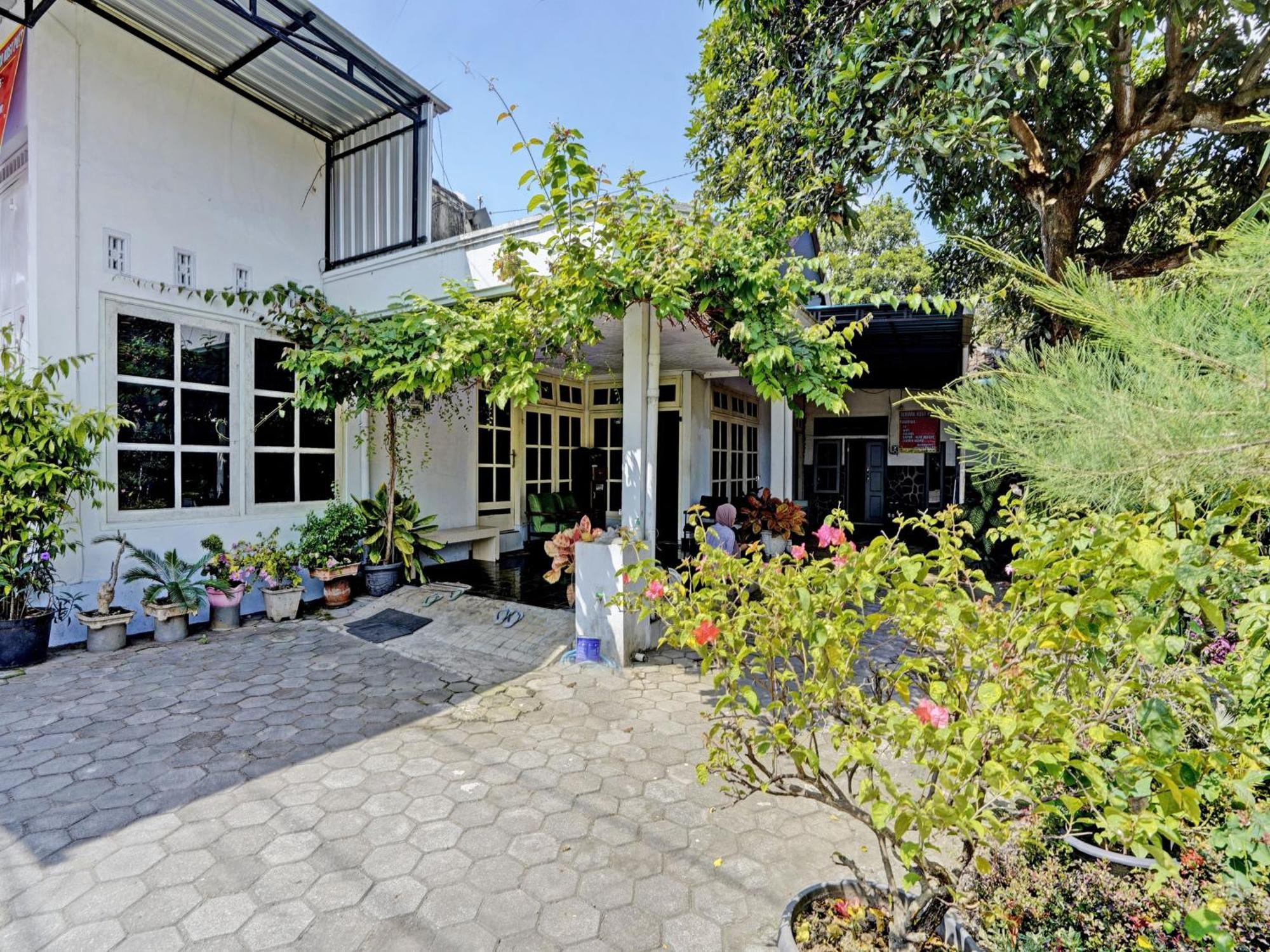 Oyo Life 92937 Kost Putri Sarkara Syariah Hotel Banyuwangi  Luaran gambar