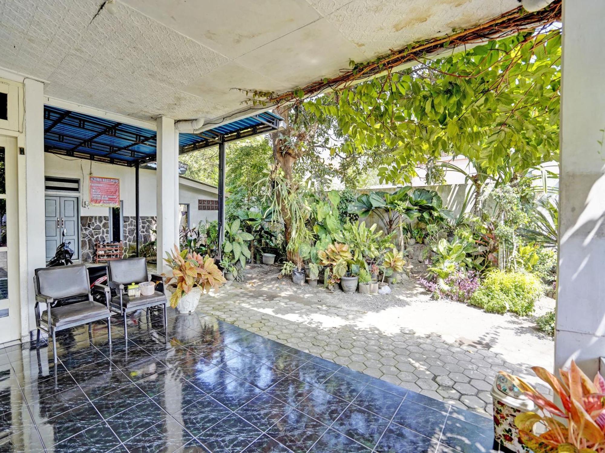 Oyo Life 92937 Kost Putri Sarkara Syariah Hotel Banyuwangi  Luaran gambar