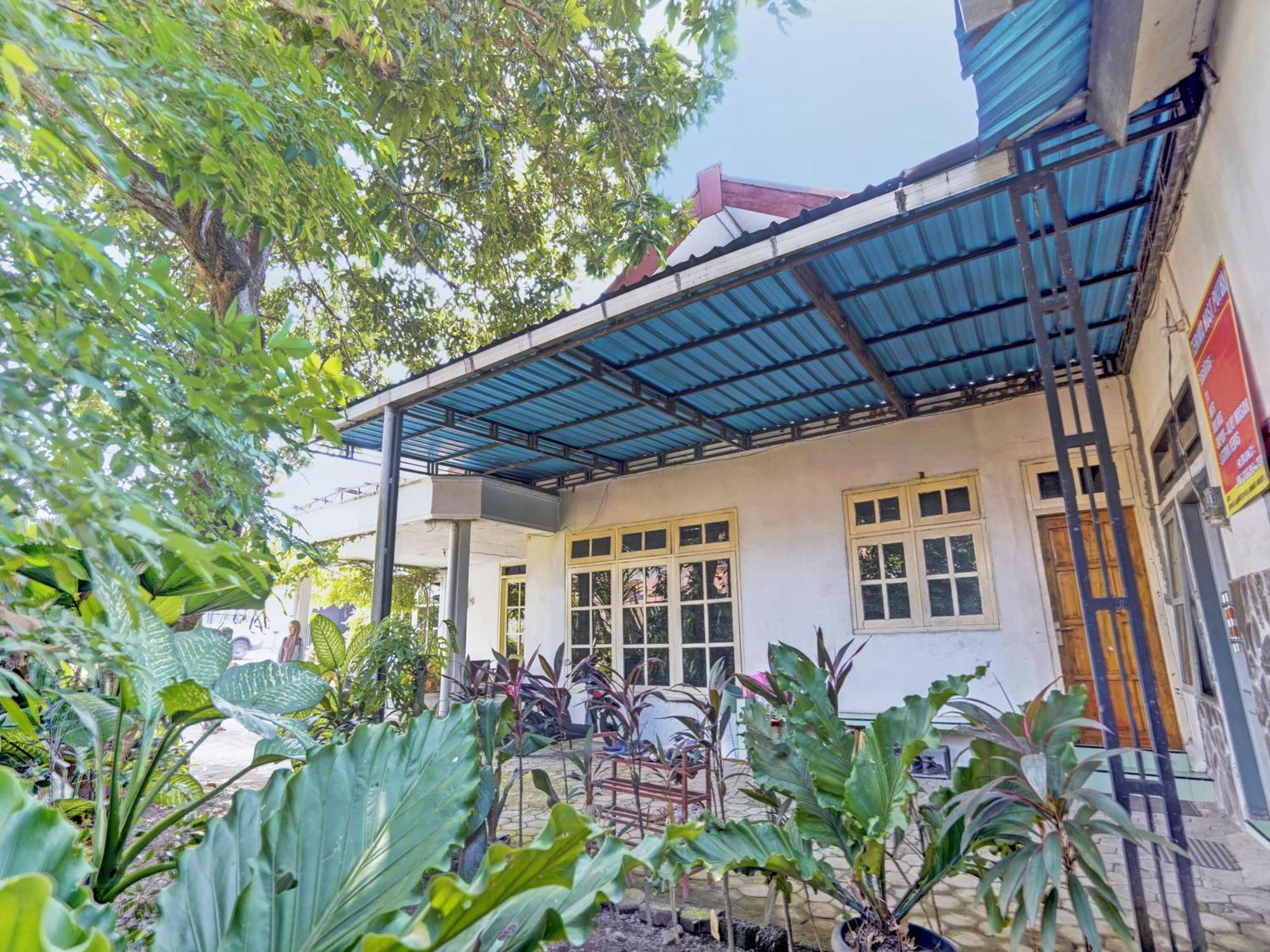 Oyo Life 92937 Kost Putri Sarkara Syariah Hotel Banyuwangi  Luaran gambar