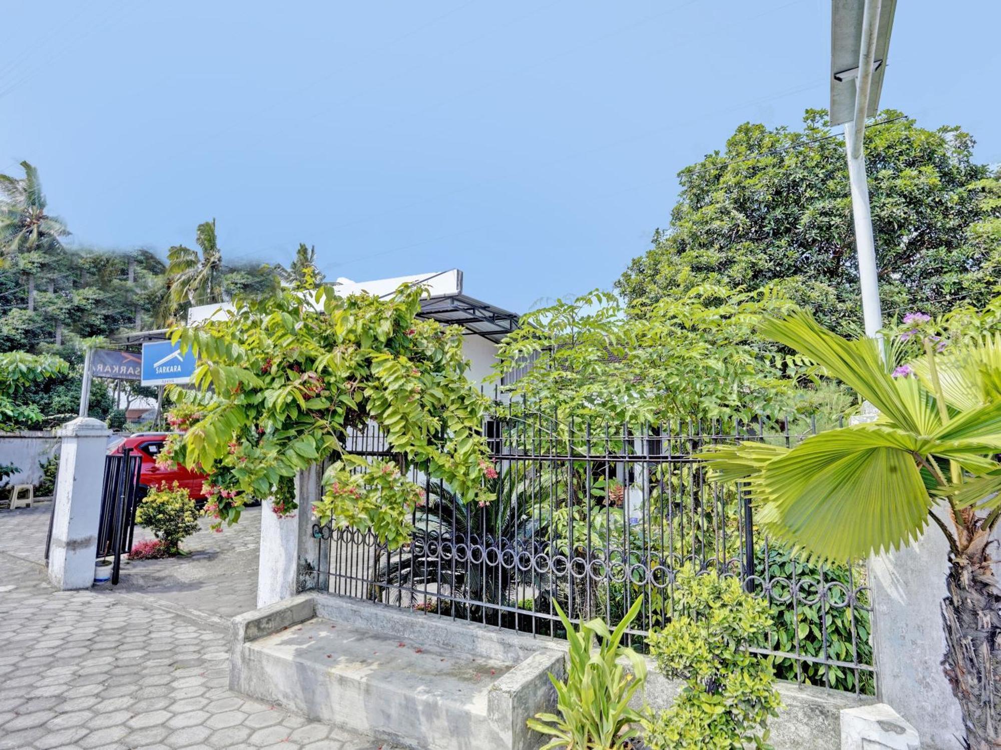 Oyo Life 92937 Kost Putri Sarkara Syariah Hotel Banyuwangi  Luaran gambar